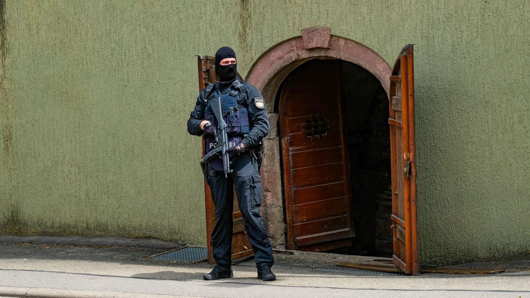 Razzia in der Idylle von Althengstett: Ein Polizist ist bei dem Einsatz gegen Reichsbürger aus dem Umfeld von der mutmaßlichen Terror-Verschwörer-Gruppe von Prinz Reuß im Einsatz.