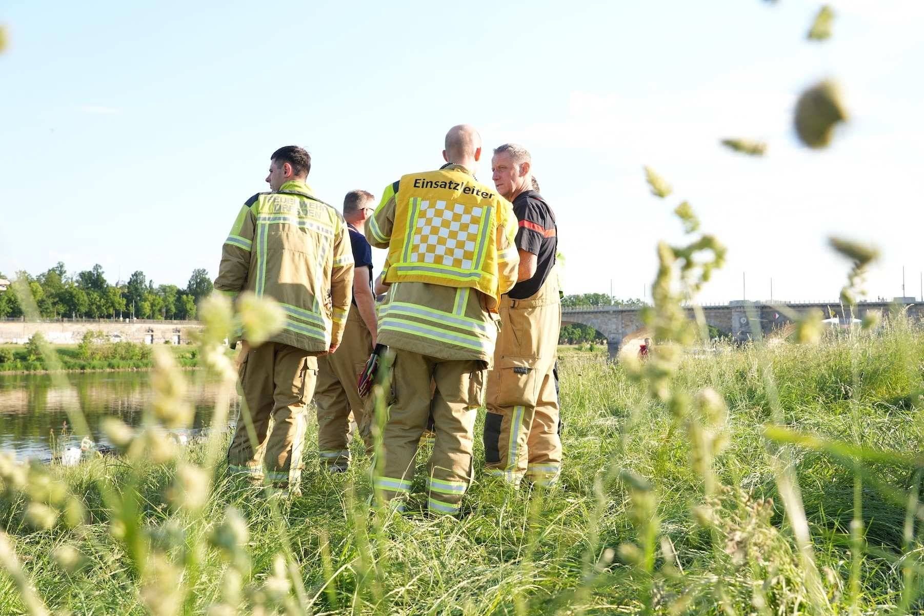 Einsatzkräfte am Elbufer nach dem Notfall am 20. Mai (Archivfoto): Ein Mann ist zwei Wochen nach dem Blitzeinschlag verstorben.