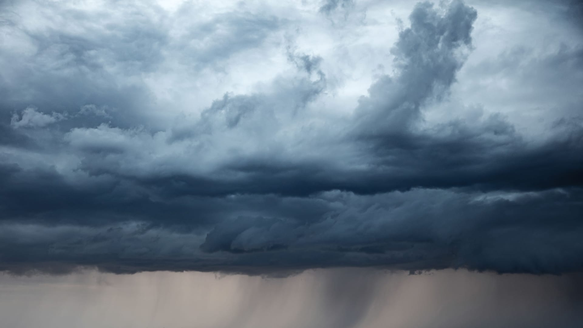 Ein Unwetter zieht auf (Symbolbild): Mehrere Menschen mussten gerettet werden, nachdem ihr Floß gekentert war.