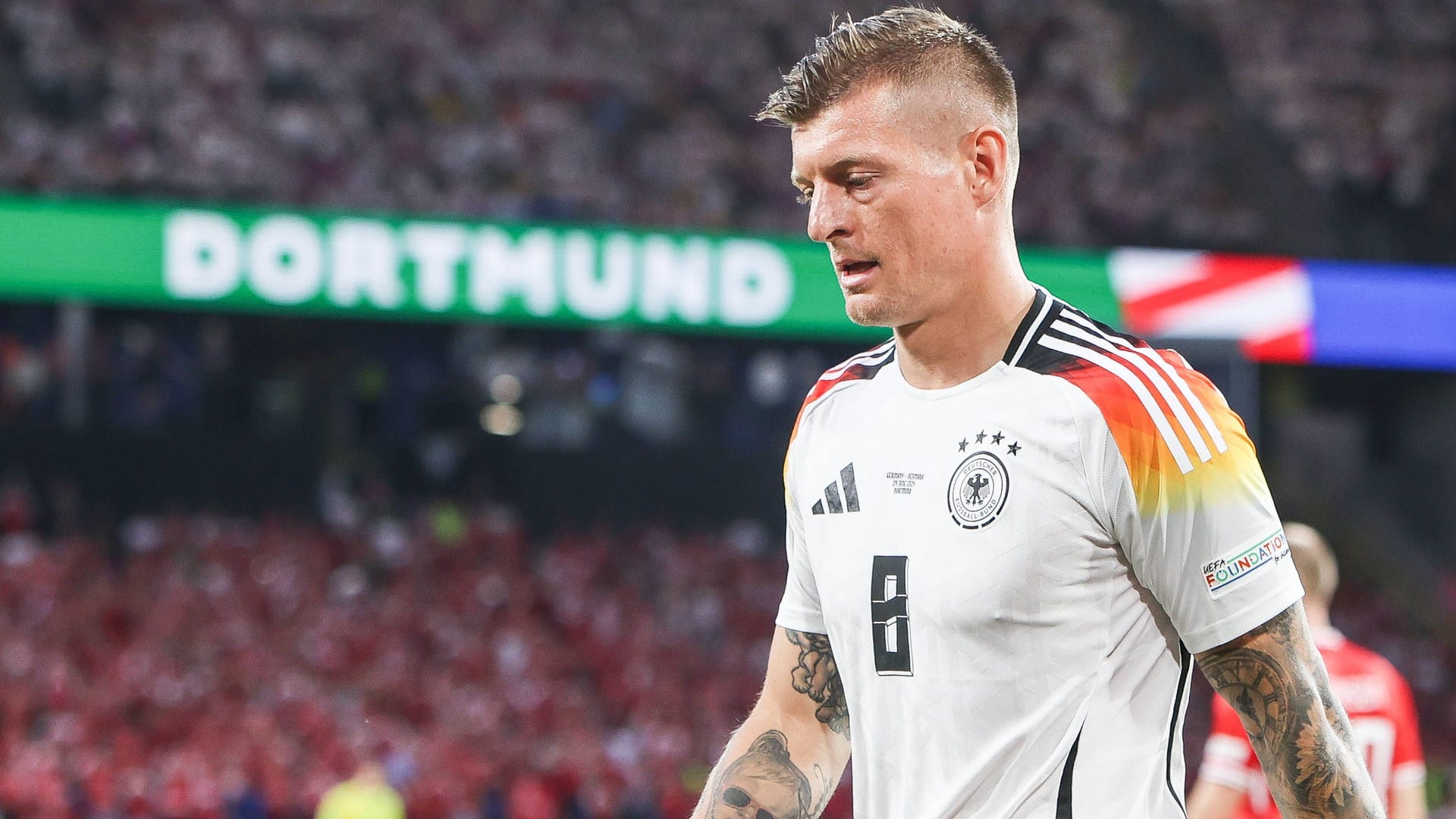 Toni Kroos beim deutschen Länderspiel in Dortmund: Die Regenfälle im Stadion amüsierten Zuschauer aus Katar.