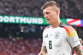 Toni Kroos beim deutschen Länderspiel in Dortmund: Die Regenfälle im Stadion amüsierten Zuschauer aus Katar.