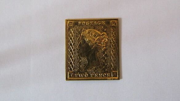 Die Polizei vermutet, dass diese seltene Briefmarke gestohlen wurde. Die Polizei vermutet, dass diese seltene Briefmarke gestohlen wurde.