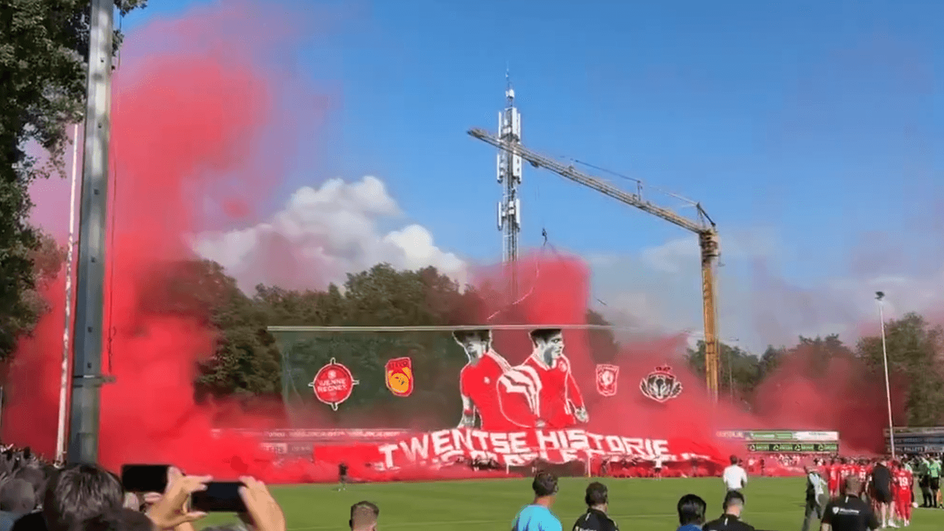 Das Bildschirmfoto aus einem Zuschauervideo zeigt den Moment, als das Riesenbanner beim Spiel des FC Twente einstürzte.