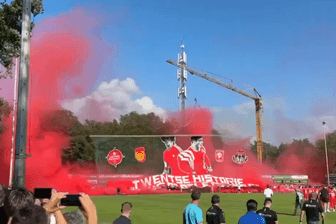 Das Bildschirmfoto aus einem Zuschauervideo zeigt den Moment, als das Riesenbanner beim Spiel des FC Twente einstürzte.