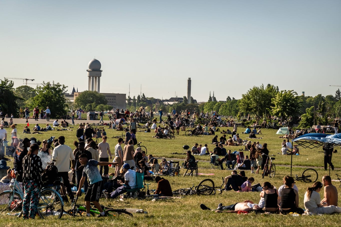 Menschen auf dem Tempelhofer Feld (Archivfoto): In der neuen Woche soll es wieder sommerlich werden.