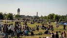Menschen auf dem Tempelhofer Feld (Archivfoto): In der neuen Woche soll es wieder sommerlich werden.