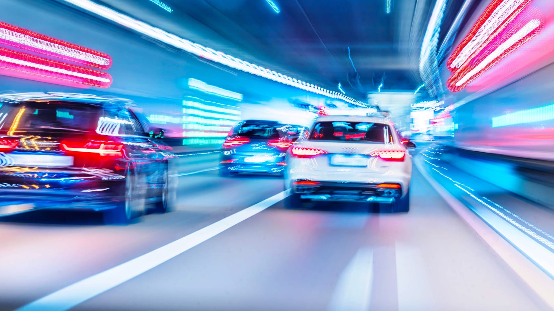 Autos fahren durch einen Tunnel (Symbolbild): In Bremerhaven hat eine Mutter betrunken einen Unfall gebaut.