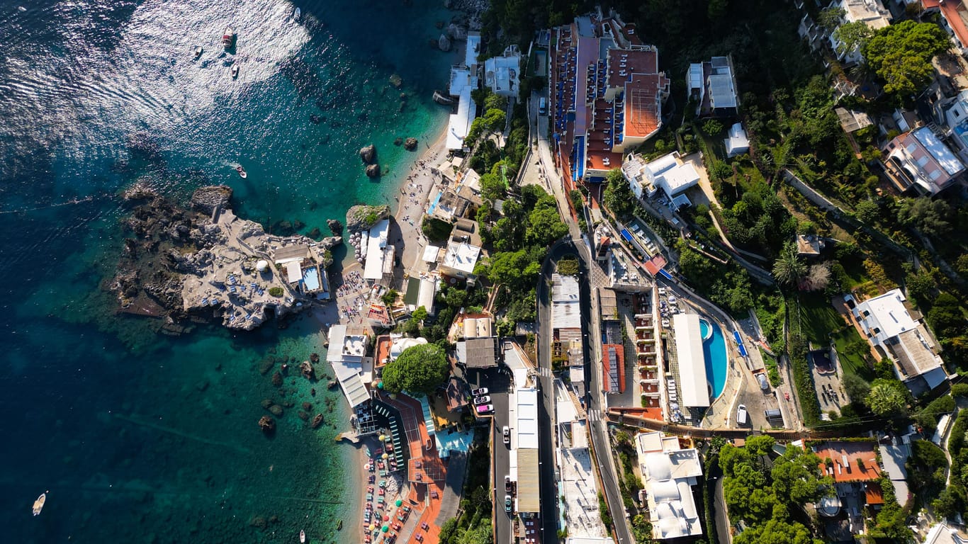Positano an der Amalfiküste in Italien: Die Insel Capri ist für Touristen mit der Fähre vom Festland in etwa 30 Minuten zu erreichen.