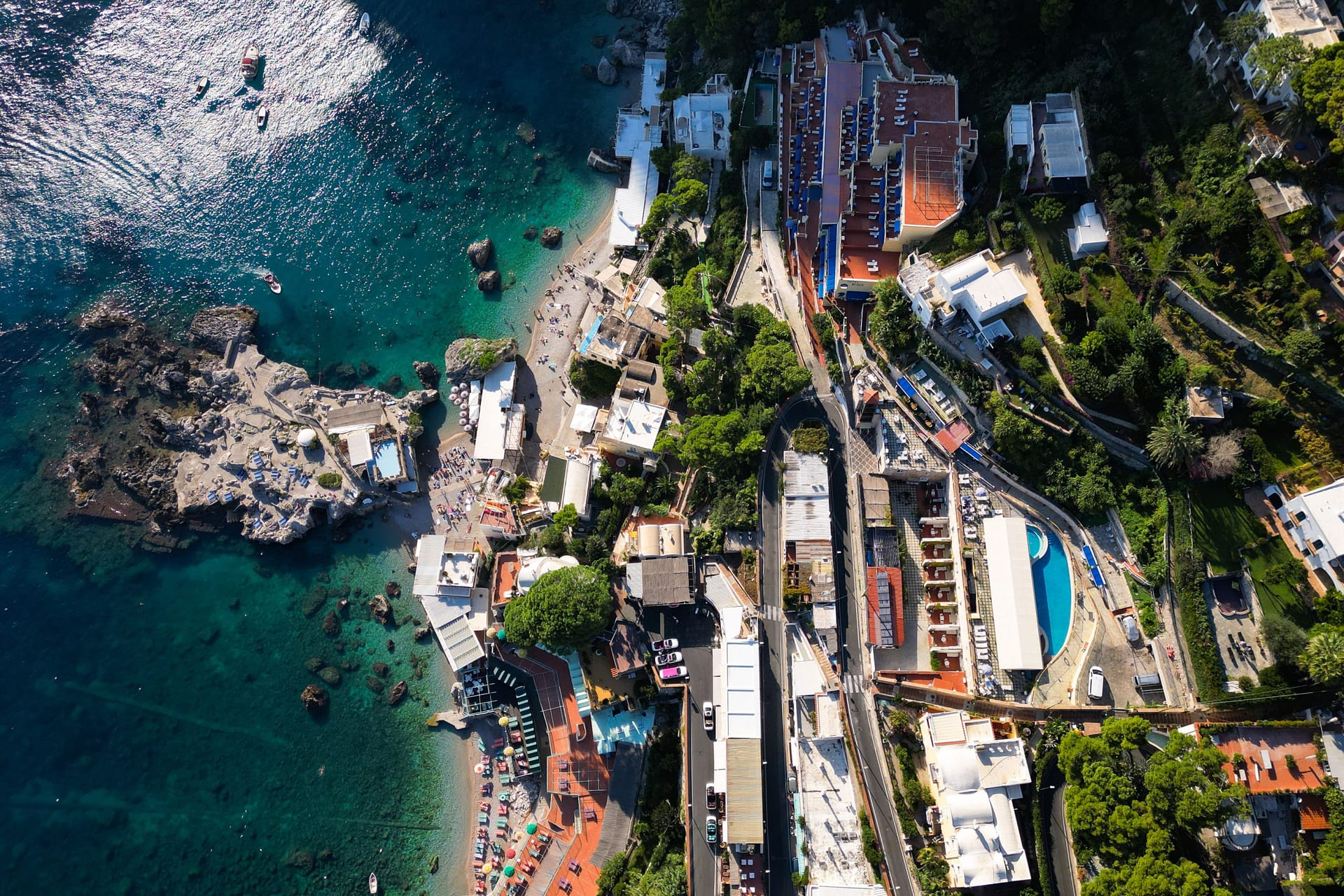 Positano an der Amalfiküste in Italien: Die Insel Capri ist für Touristen mit der Fähre vom Festland in etwa 30 Minuten zu erreichen.