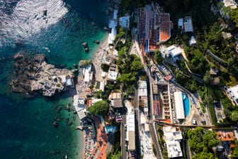 Positano an der Amalfiküste in Italien: Die Insel Capri ist für Touristen mit der Fähre vom Festland in etwa 30 Minuten zu erreichen.