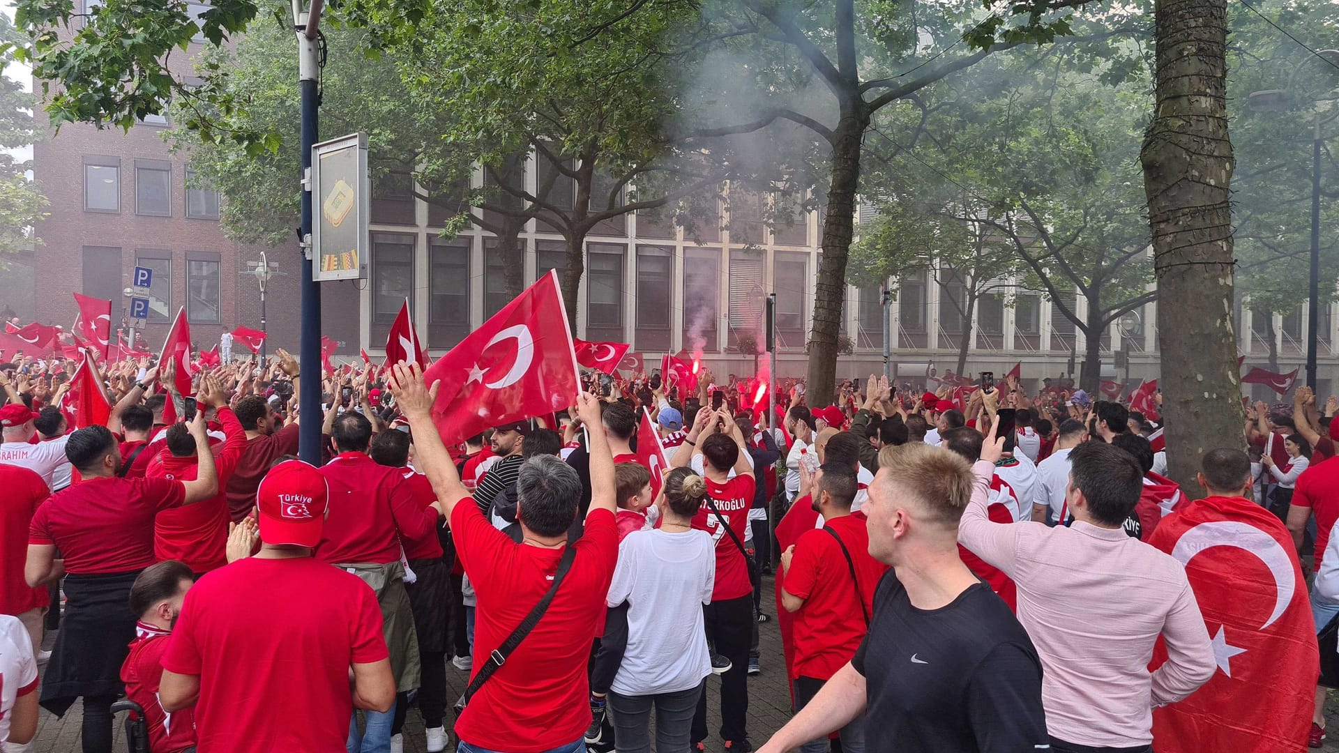 Pyrotechnik auf der Kleppingstraße: Schön anzusehen, aber illegal.