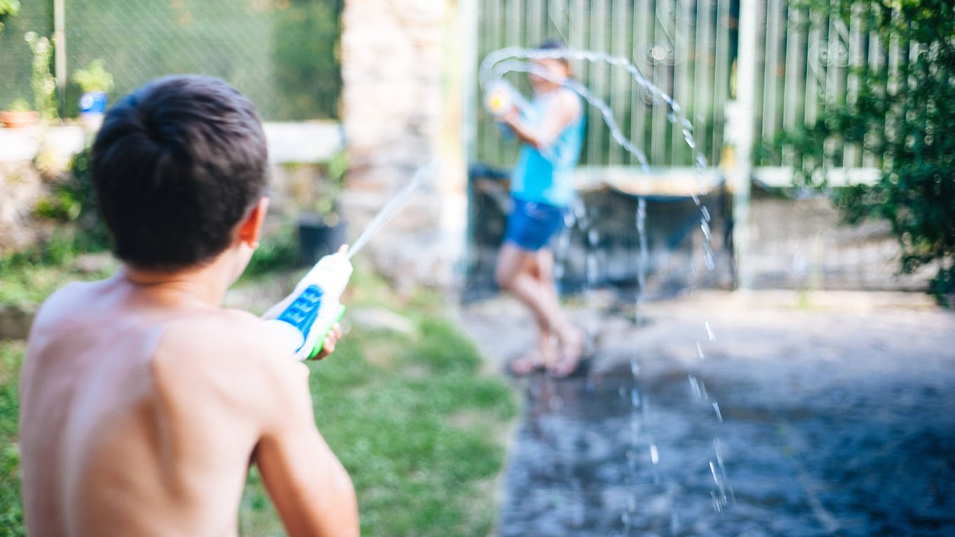 Kinder spielen mit Wasserpistolen (Archivbild): Der Spielzeugwaffeneinsatz löste in Baden-Württenberg während der Europawahl einen Polizeieinsatz aus.