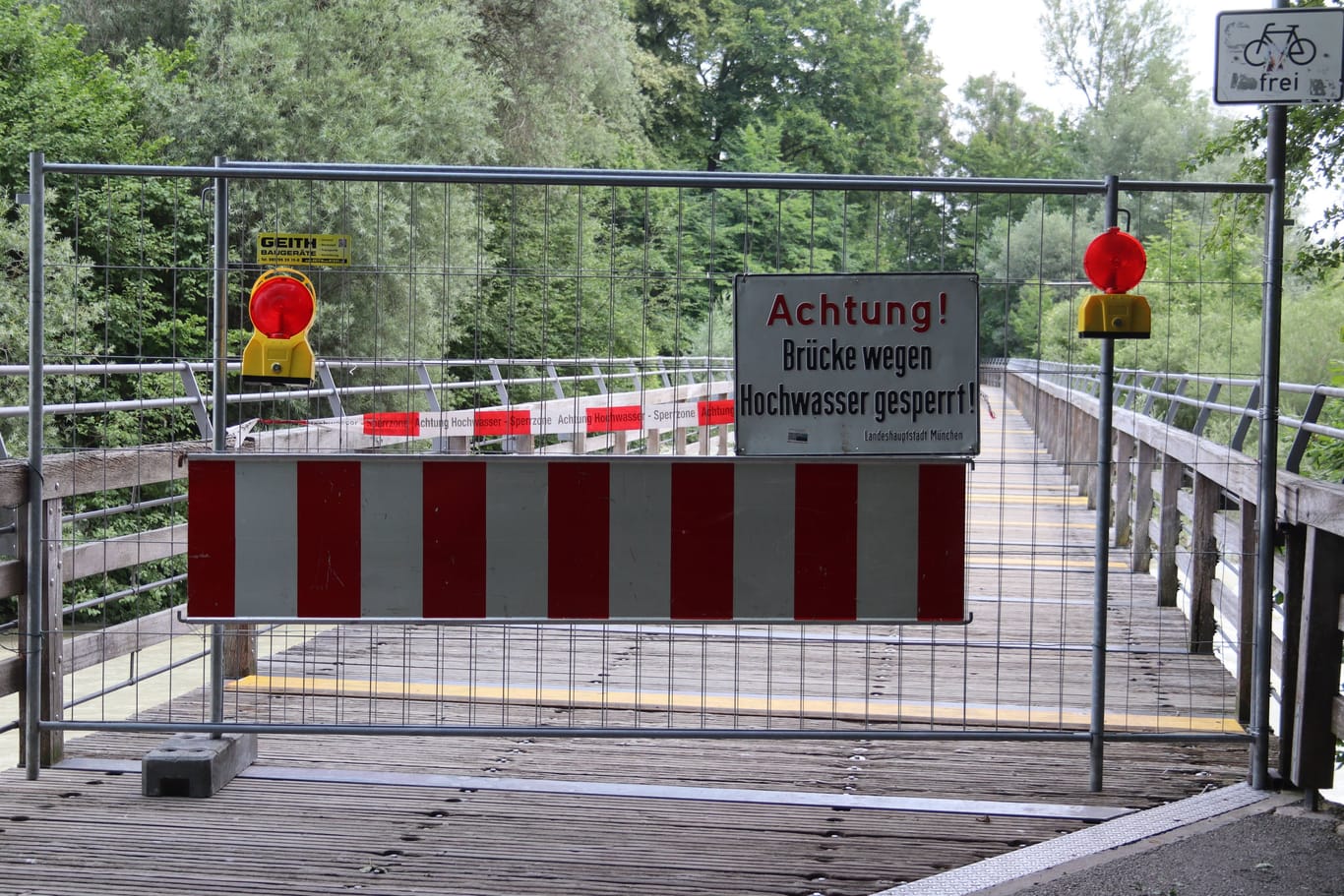 Ein Bauzaun versperrt den Weg über den Flauchersteg (Archivbild): Noch immer liegt das Isar-Hochwasser bei Meldestufe 1.