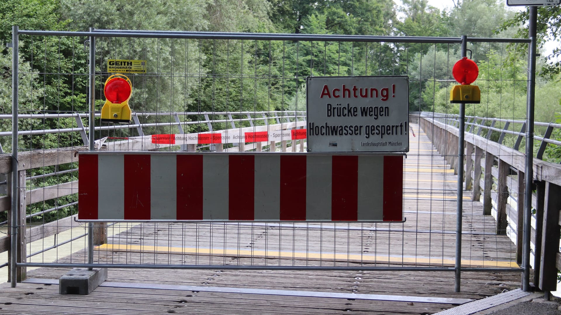 Ein Bauzaun versperrt den Weg über den Flauchersteg (Archivbild): Noch immer liegt das Isar-Hochwasser bei Meldestufe 1.