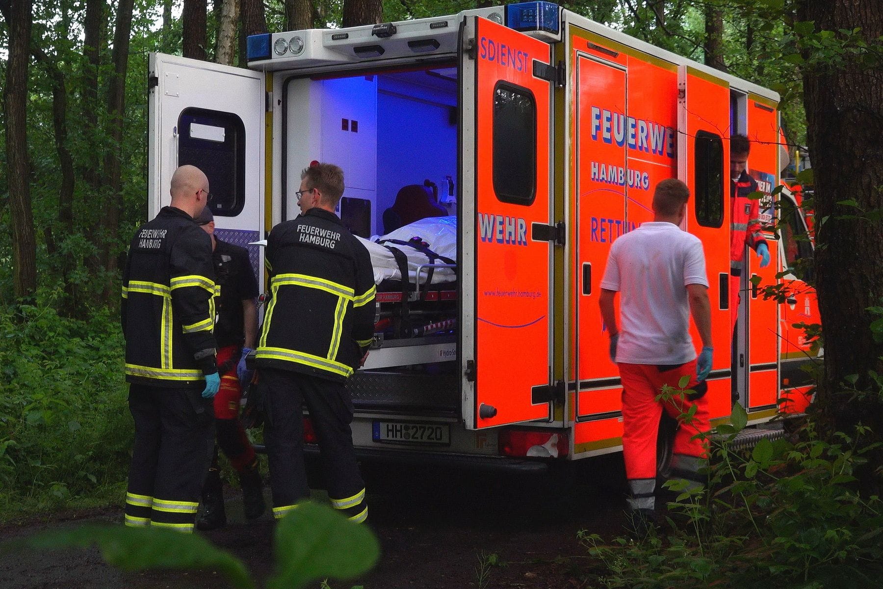 Feuerwehr- und Rettungskräfte transportieren den Verstorbenen: Woran genau er starb, ist noch unklar.