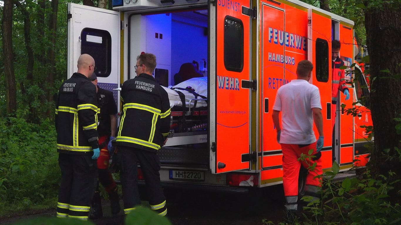 Feuerwehr- und Rettungskräfte transportieren den Verstorbenen: Woran genau er starb, ist noch unklar.