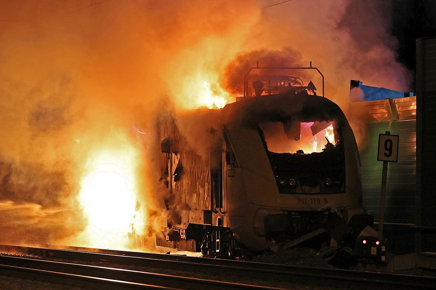 Triebwagen in Flammen: Fünf Modelle von 22 Exemplaren eines Spezialzugs haben bereits Feuer gefangen. Jetzt legt die Bahn den Antrieb vorerst lahm.