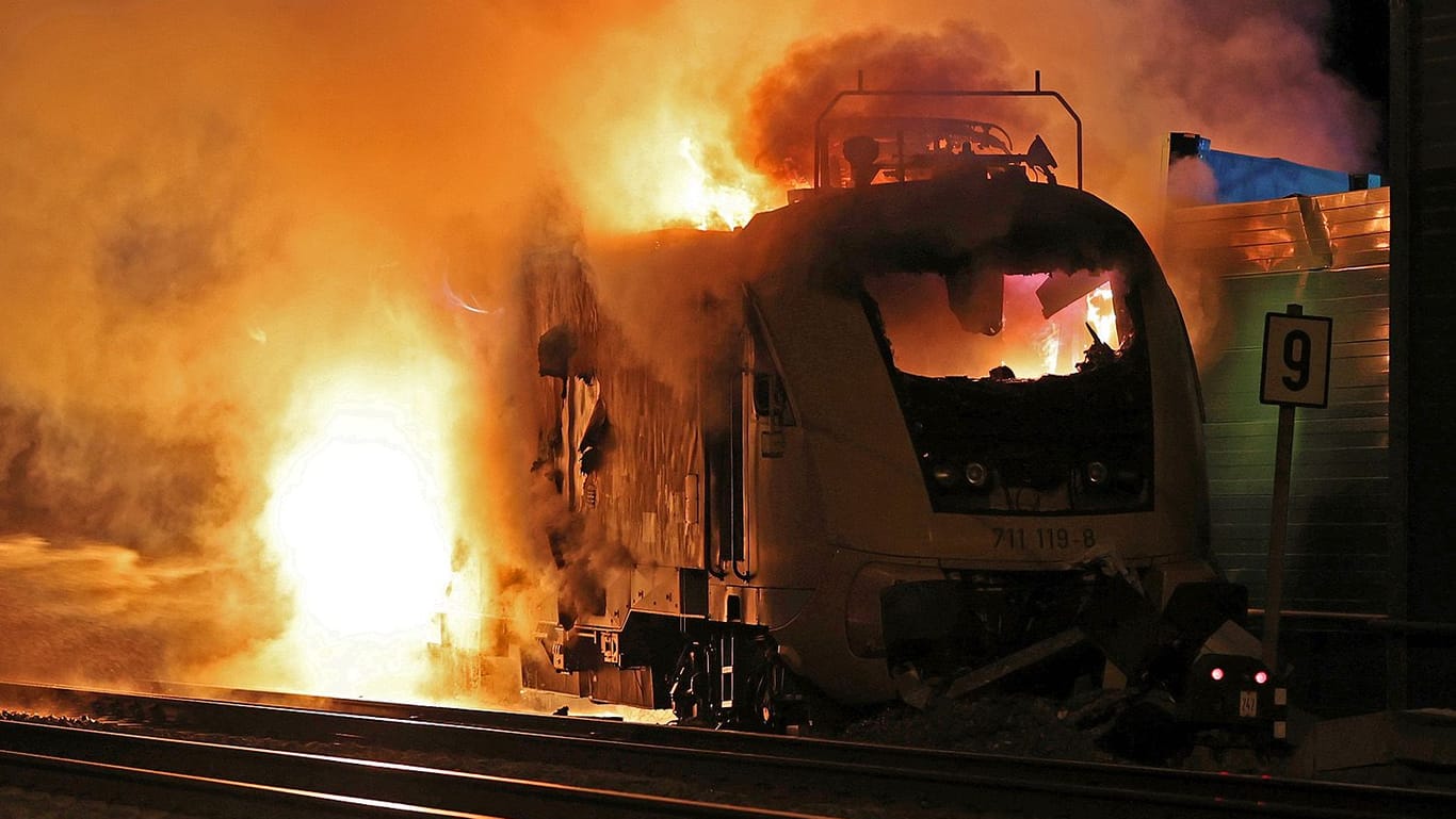 Triebwagen in Flammen: Fünf Modelle von 22 Exemplaren eines Spezialzugs haben bereits Feuer gefangen. Jetzt legt die Bahn den Antrieb vorerst lahm.