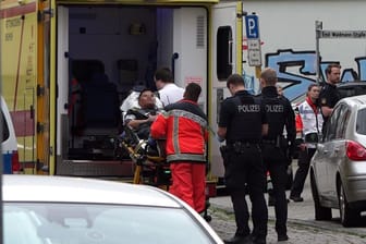 Mann wird in Krankenwagen geschoben: Am Montag kam es zu einer Auseinandersetzung in der Bremer Innenstadt.