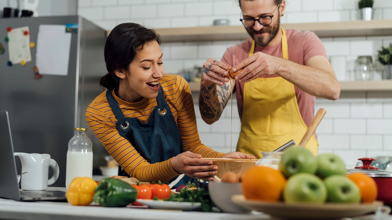 Zusammen kochen: Eine gesunde Ernährung spielt eine wichtige Rolle bei der Krebsvorsorge.
