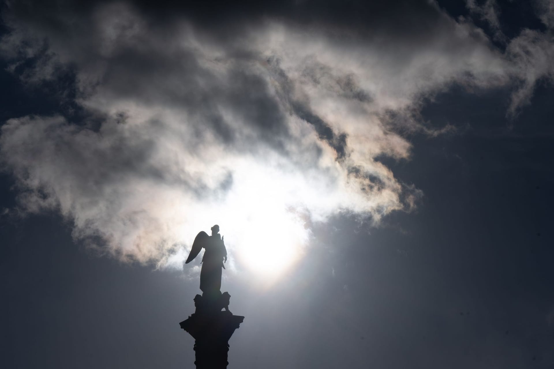 Sonne und Wolken über Stuttgart