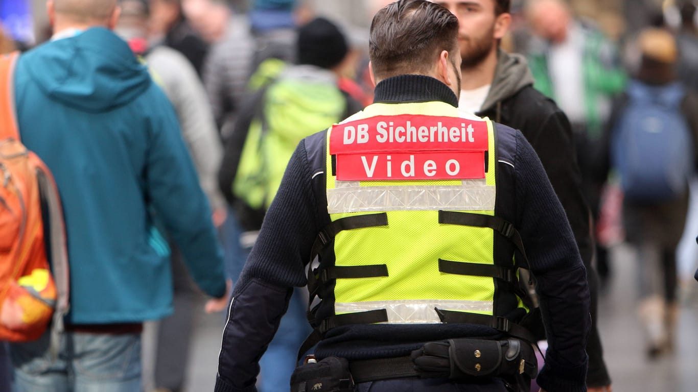 Mitarbeiter der DB Deutsche Bahn Sicherheit (Symbolbild): Zugbegleiter in NRW sollen mit der Beginn der EM Bodycams tragen.