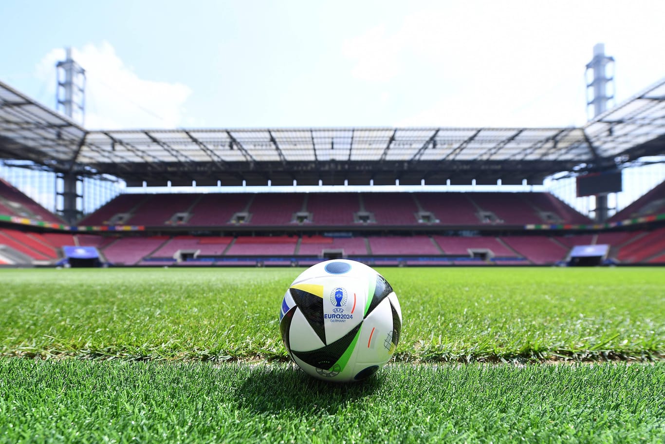 Der offizielle Spielball der EURO 2024 liegt auf dem Rasen im Stadion Köln (Symbolbild): Während er EM kommt es in der Stadt zu einigen Änderungen.