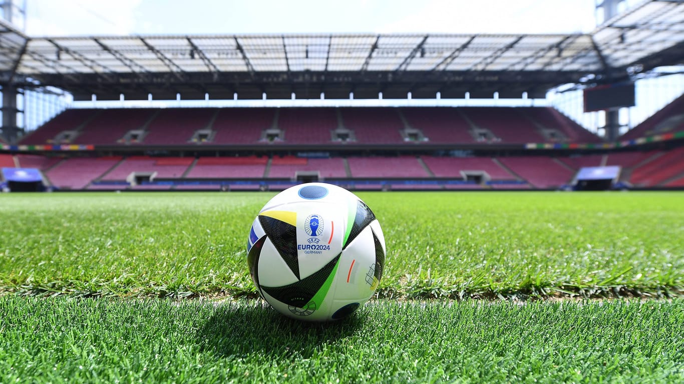 Der offizielle Spielball der EURO 2024 liegt auf dem Rasen im Stadion Köln (Symbolbild): Während er EM kommt es in der Stadt zu einigen Änderungen.