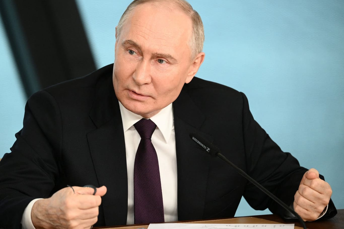 Wladimir Putin spricht in St. Petersburg zur internationalen Presse.