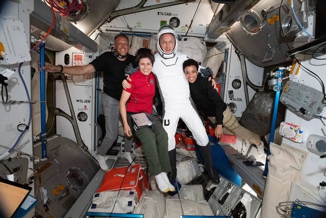 Kurz vor der Rückkehr zur Erde verabschiedet sich Matthias Maurer von den Besatzungsmitgliedern der ISS.