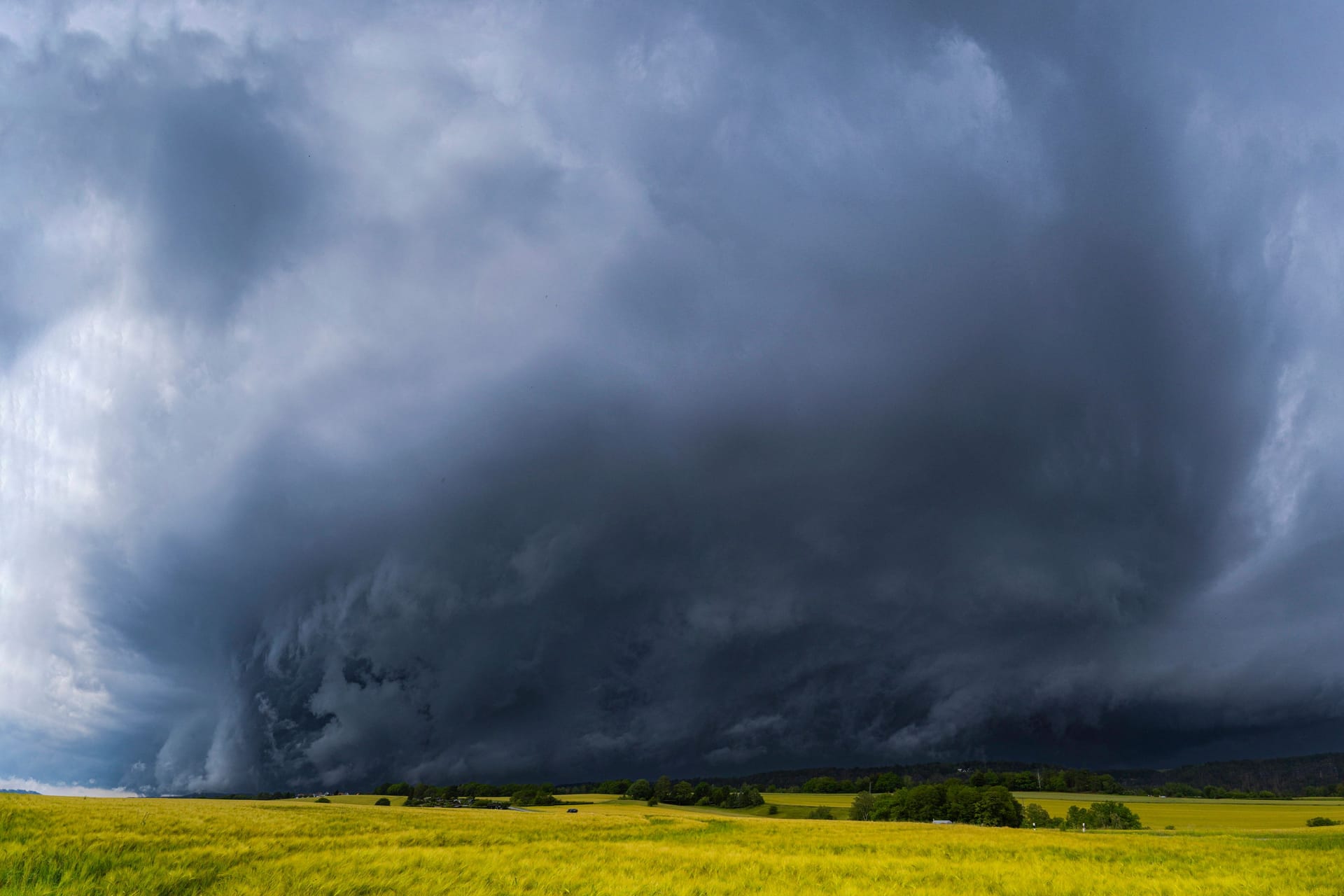 Eine Gewitterzelle über Sachsen (Archivbild): In der kommenden Woche könnten schwere Regenfälle die EM-Stimmung trüben.