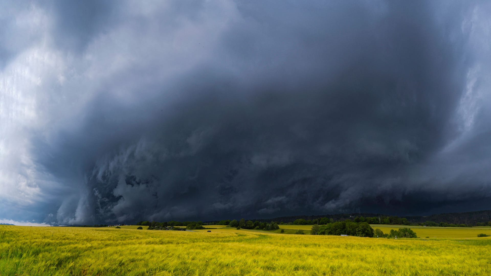 Eine Gewitterzelle über Sachsen (Archivbild): In der kommenden Woche könnten schwere Regenfälle die EM-Stimmung trüben.