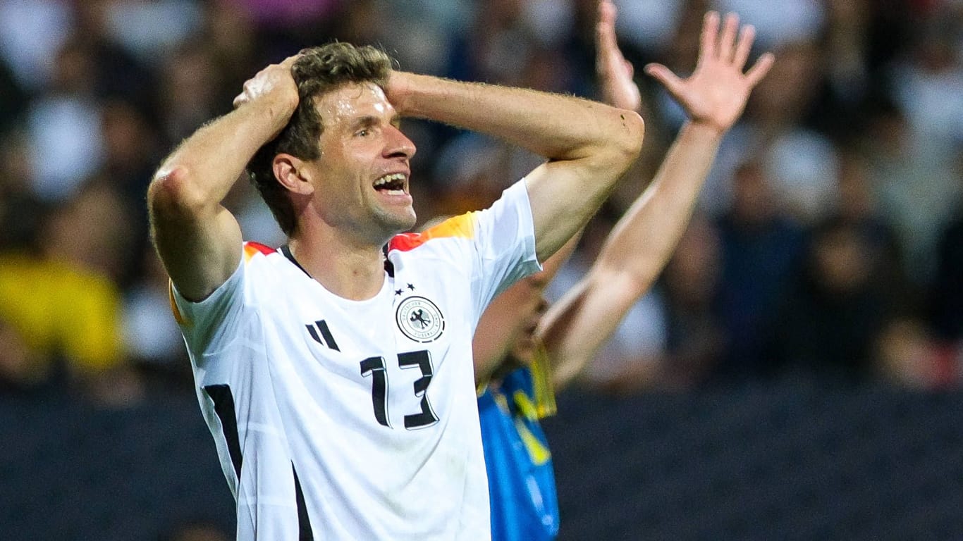 Thomas Müller ärgert sich: Ein Tor wollte dem DFB-Team gegen die Ukraine einfach nicht gelingen.