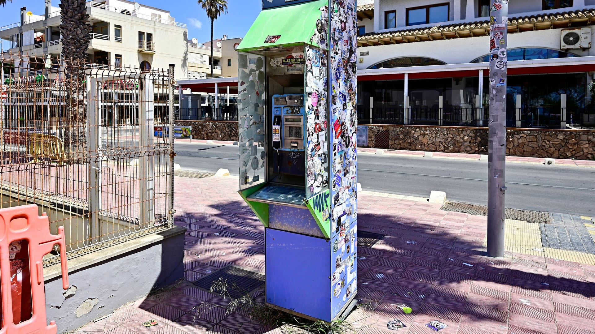 Vollgestickerte Münz-Telefonzelle am Ballermann nahe dem Megapark auf Mallorca: Die Aufkleber werden für die Mallorquiner zum Ärgernis.