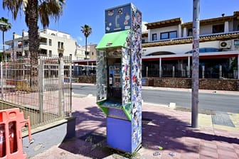 Vollgestickerte Münz-Telefonzelle am Ballermann nahe dem Megapark auf Mallorca: Die Aufkleber werden für die Mallorquiner zum Ärgernis.
