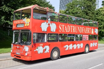 Einweihung eines Ottifanten-Doppeldeckerbusses mit Otto Waalkes
