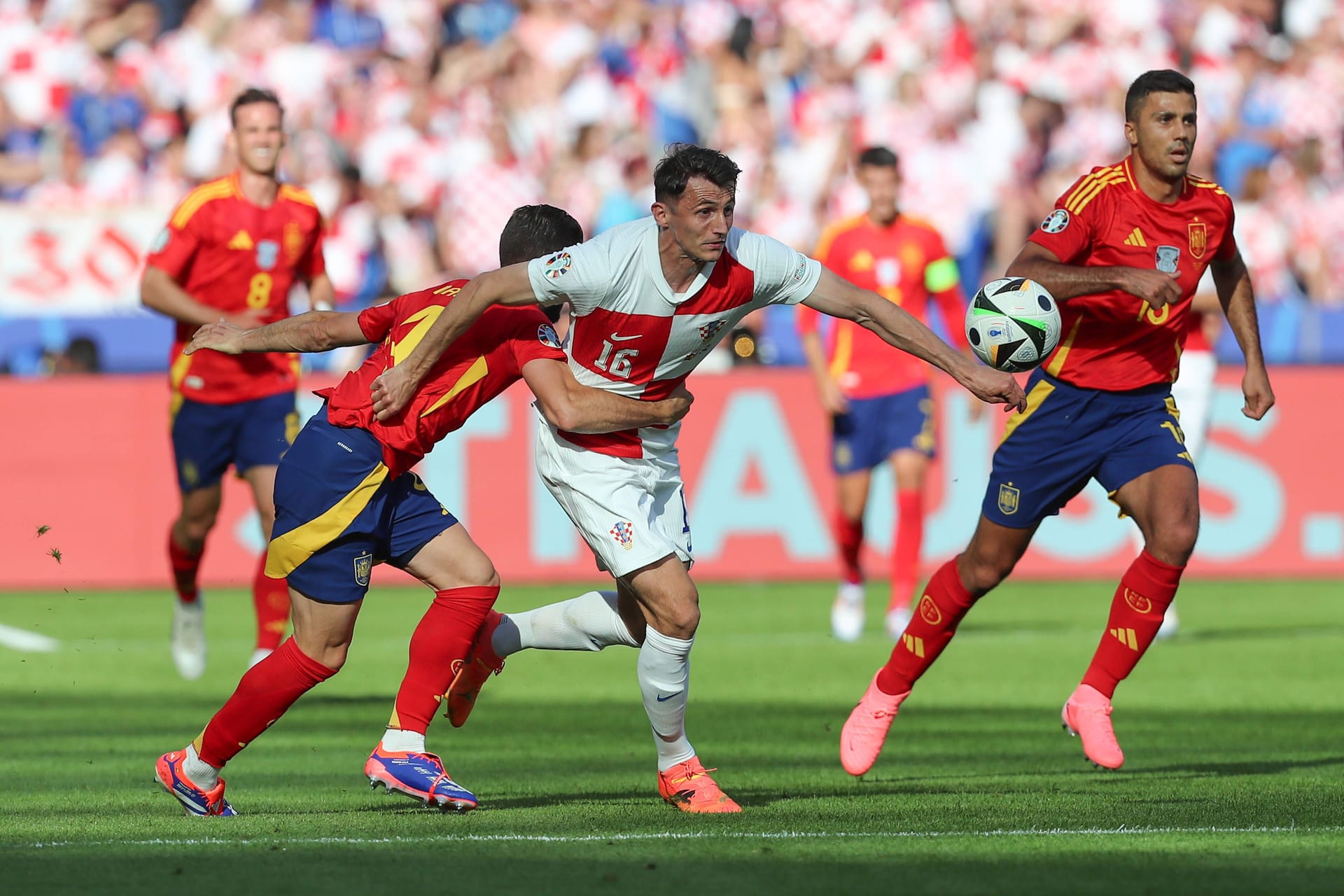 Ante Budimir (Mitte): Er konnte gegen die Spanier keinen Treffer beisteuern.