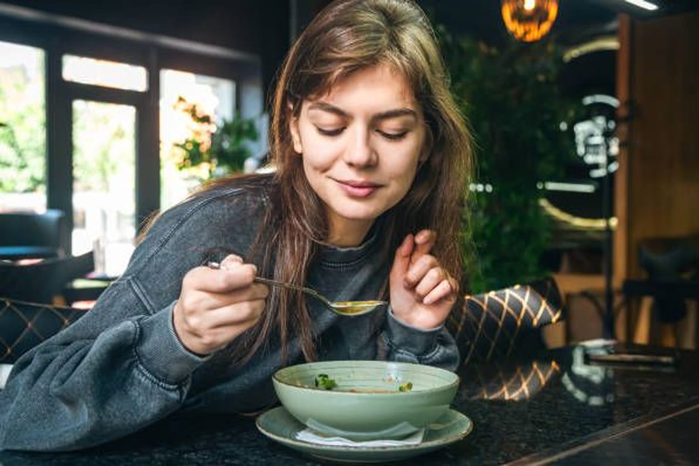 Experten fordern mehr Aufklärung: Bestimmte Beschwerden, die während des Essens auftreten, könnten auf eine ernsthafte Erkrankung hinweisen.