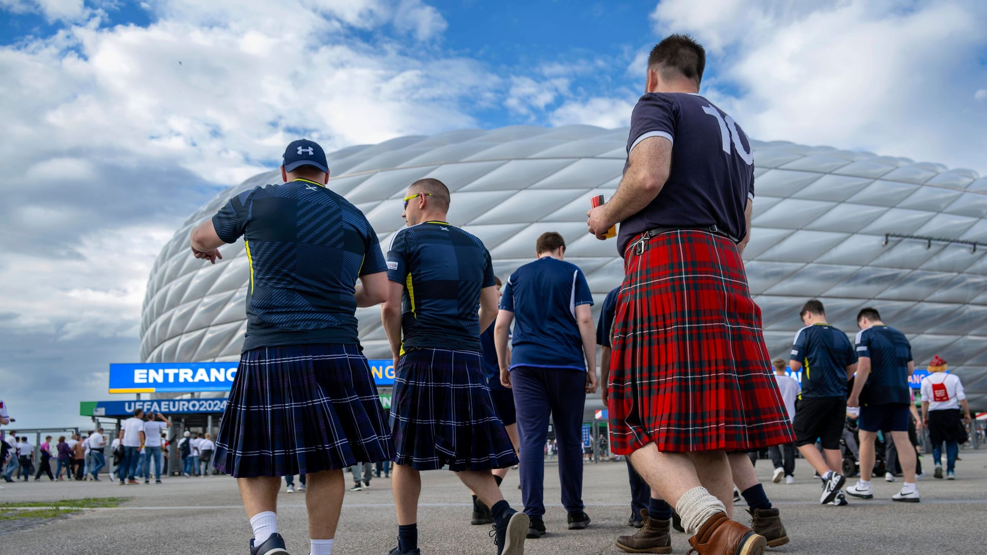 Schottland-Fans beim EM-Eröffnungsspiel in München (Symbolbild): Ein schottischer Fan starb während seines Besuchs in Deutschland.