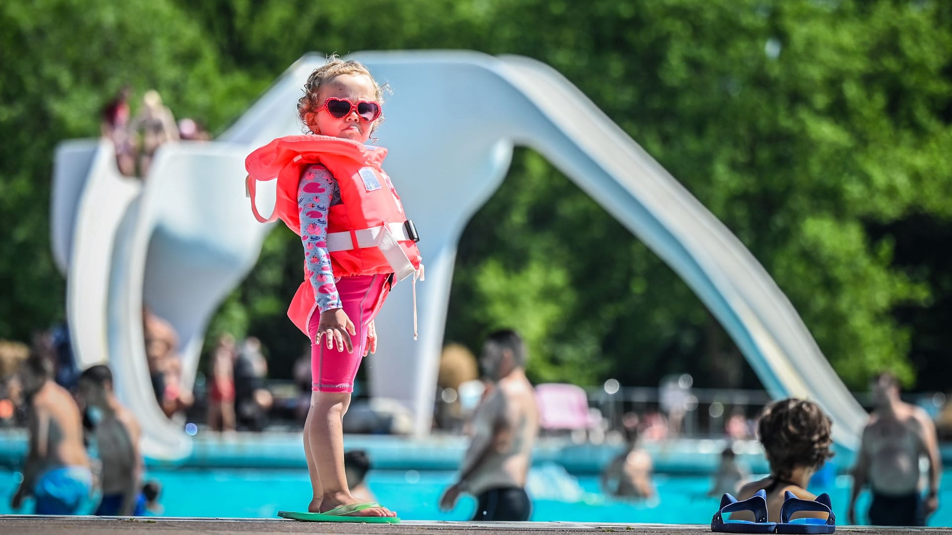 Freibad-Spaß im Essener Grugabad (Archivbild): Kommende Woche könnte es heiß werden.