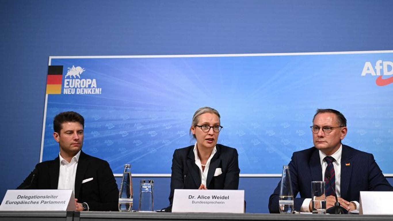 Der Blick geht nach Frankreich: AfD-Chefs Weidel und Chrupalla (r.) mit René Aust bei einer Pressekonferenz.