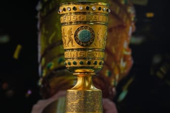 Der DFB-Pokal steht auf einem Podest (Symbolbild): Nürnberg trifft in der ersten Runde des DFB-Pokals auf einen schweren Gegner.