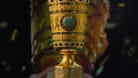 Der DFB-Pokal steht auf einem Podest (Symbolbild): Nürnberg trifft in der ersten Runde des DFB-Pokals auf einen schweren Gegner.