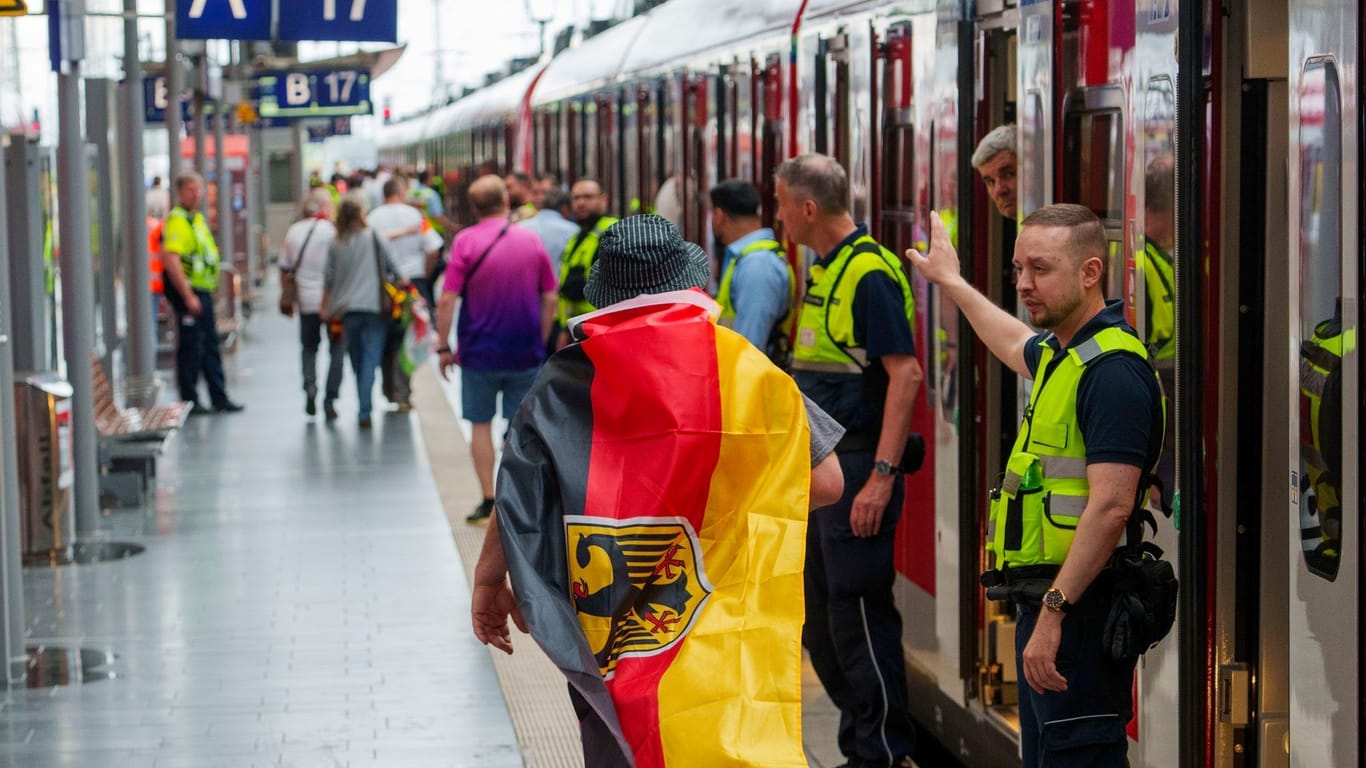 Fußballfans am Bahnhof