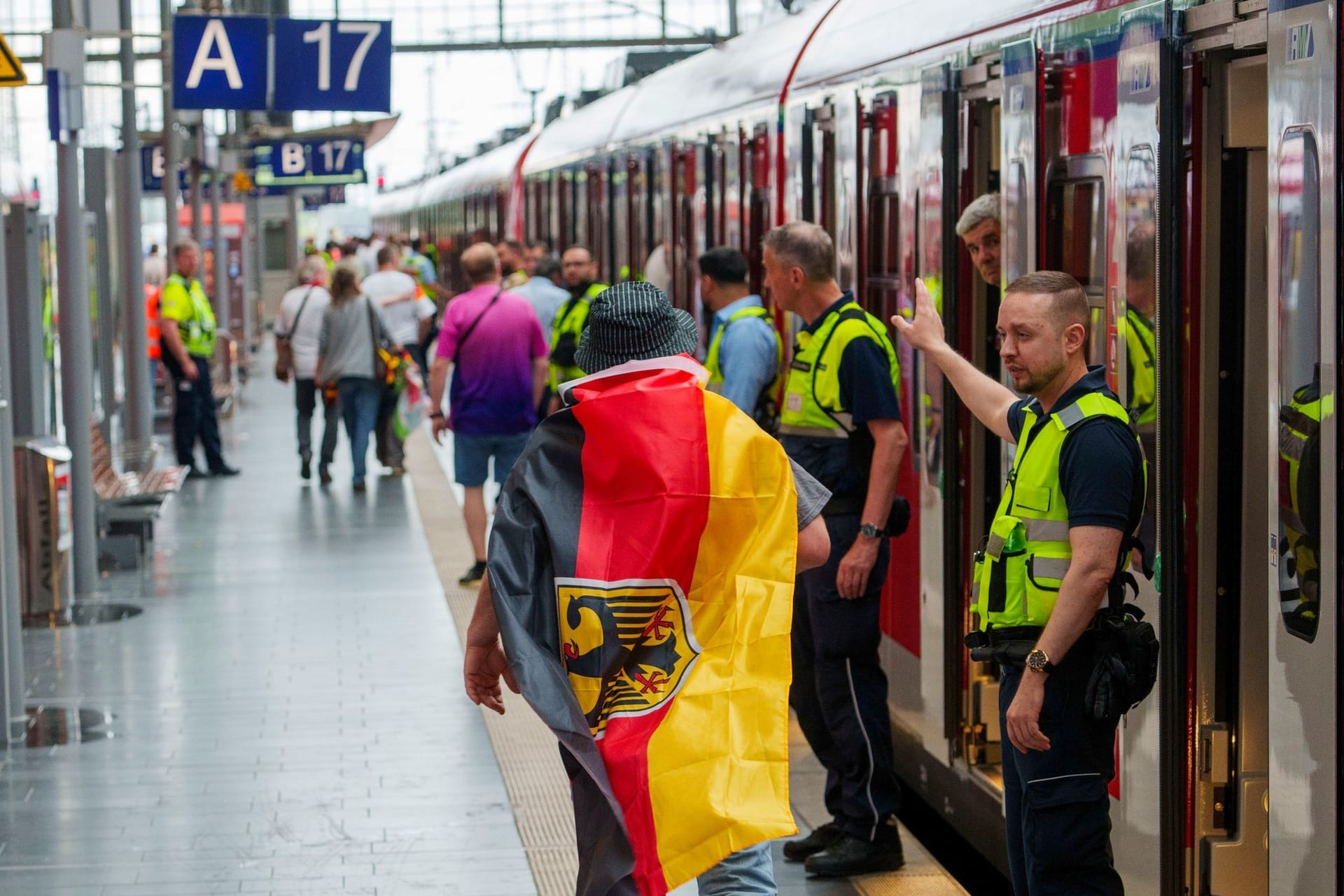 Fußballfans am Bahnhof