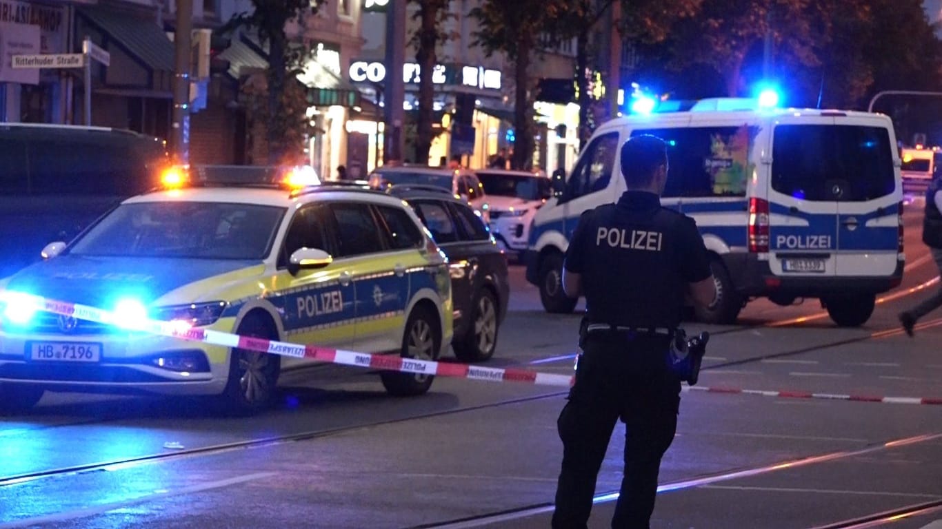 Ein Polizist steht vor dem abgesperrten Tatort: Der Auslöser für den Streit ist noch unklar.