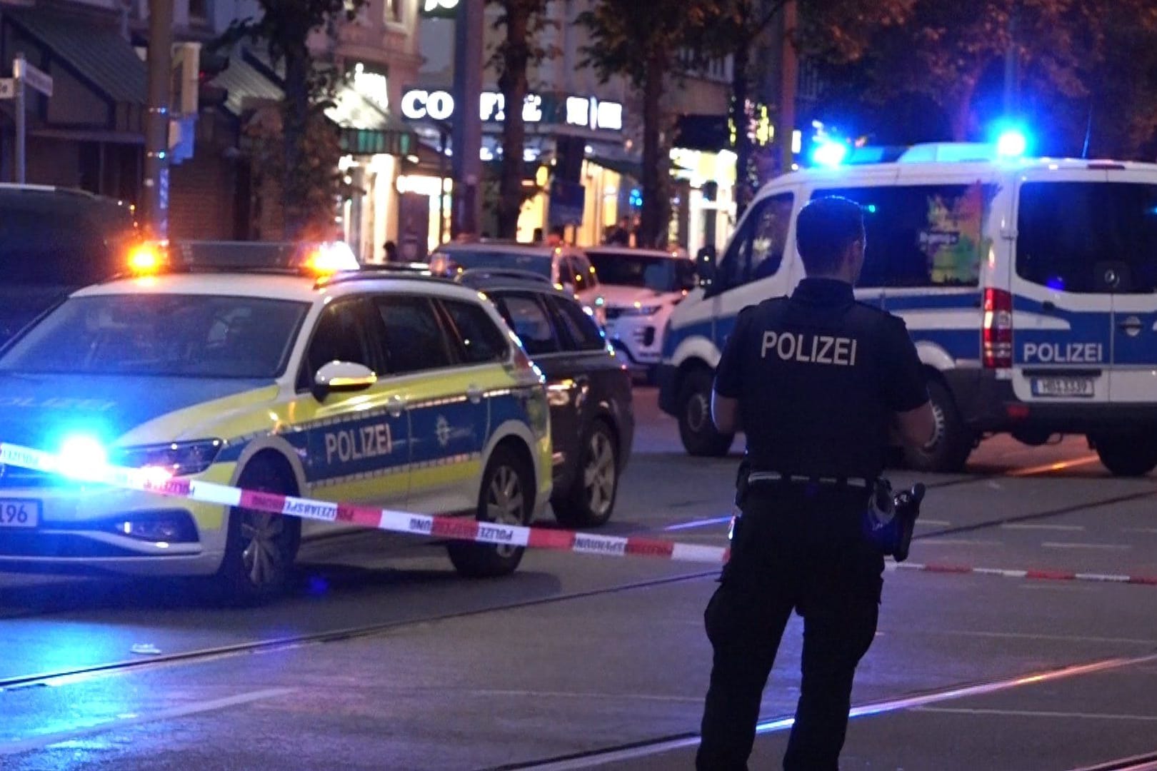 Ein Polizist steht vor dem abgesperrten Tatort: Der Auslöser für den Streit ist noch unklar.