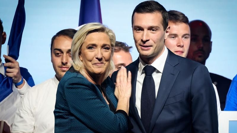 Marine Le Pen zusammen mit Jordan Bardella bei einer Wahlkampfveranstaltung in Paris.