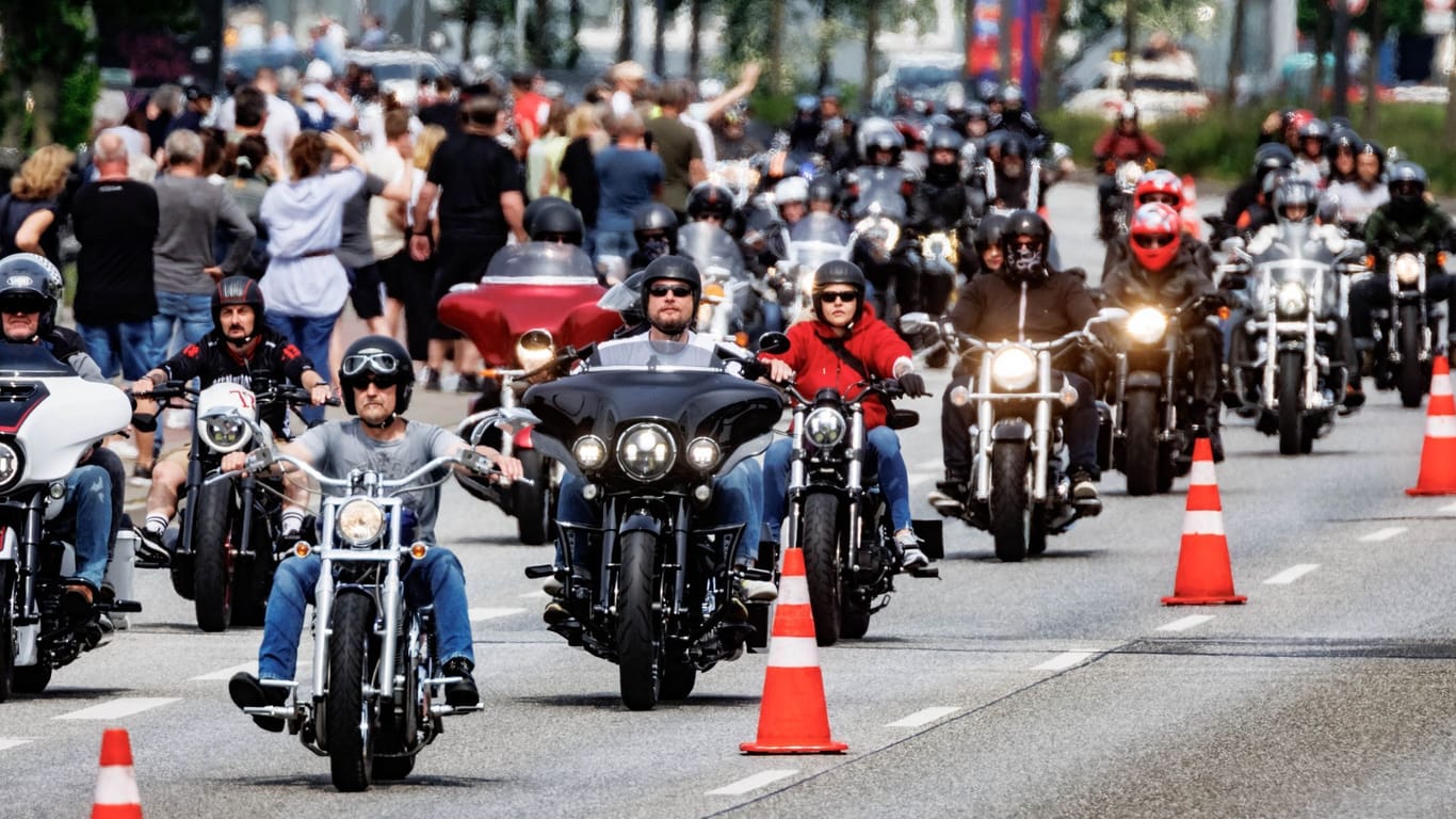 Biker nehmen an der Abschlussparade teil (Archivbild): Ab Freitag steht Hamburg drei Tage lang im Blickpunkt der Harley-Davidson-Fans.