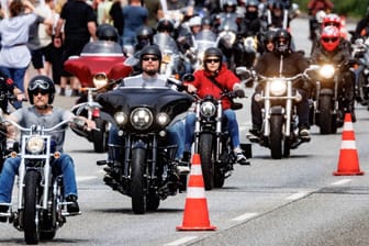 Biker nehmen an der Abschlussparade teil (Archivbild): Ab Freitag steht Hamburg drei Tage lang im Blickpunkt der Harley-Davidson-Fans.